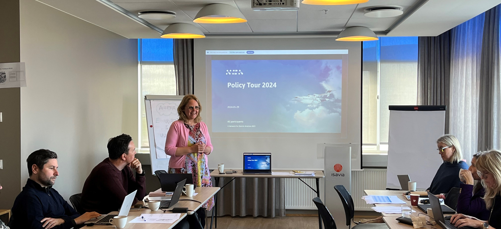 Maria Fiskerud laver præsentation om policy tour