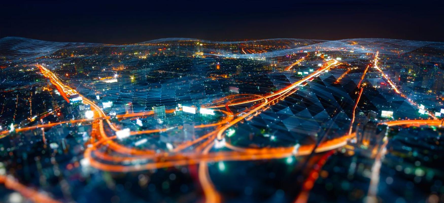 Trafiksystem set fra oven. Mørk nattehimmel