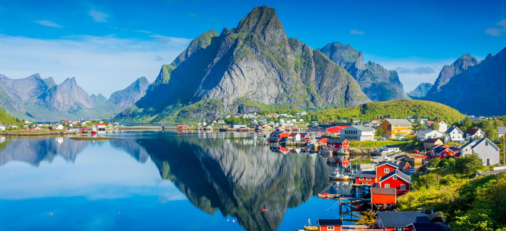 en stor sø og bjerge i baggrunden