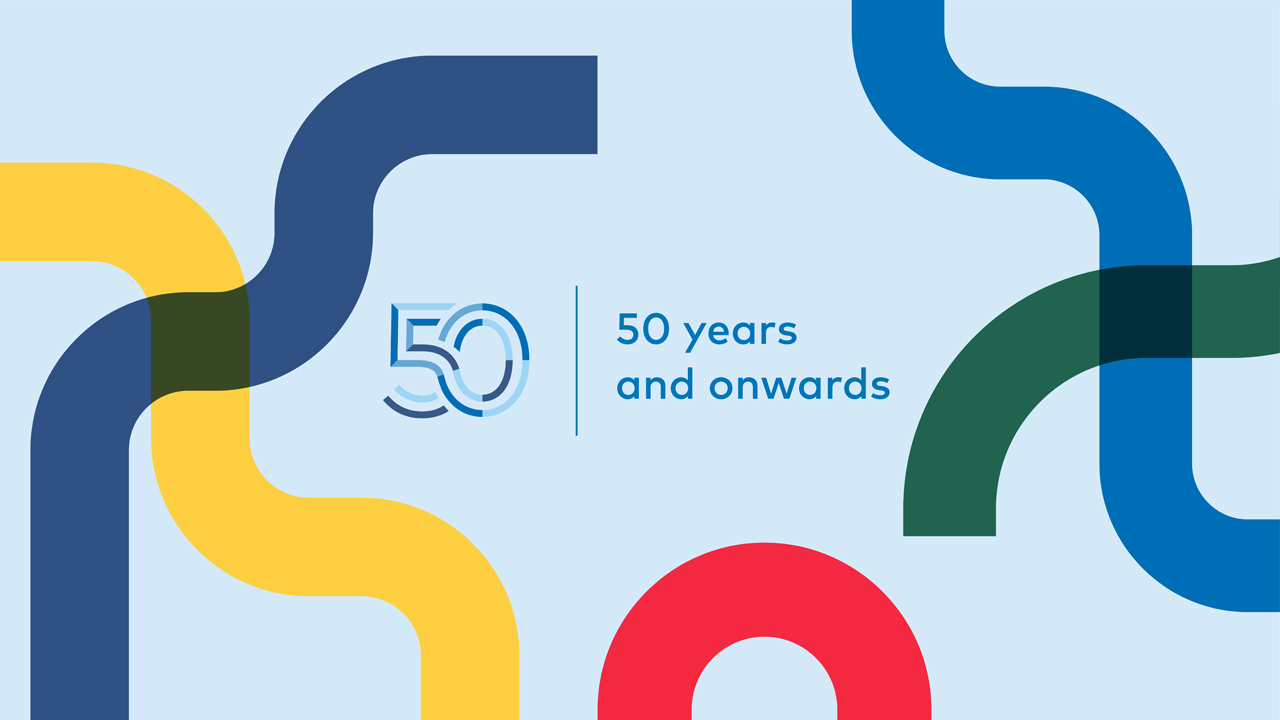 Jubileumsbanner med logo og grafiske elementer i gult, blått, grønt og rødt