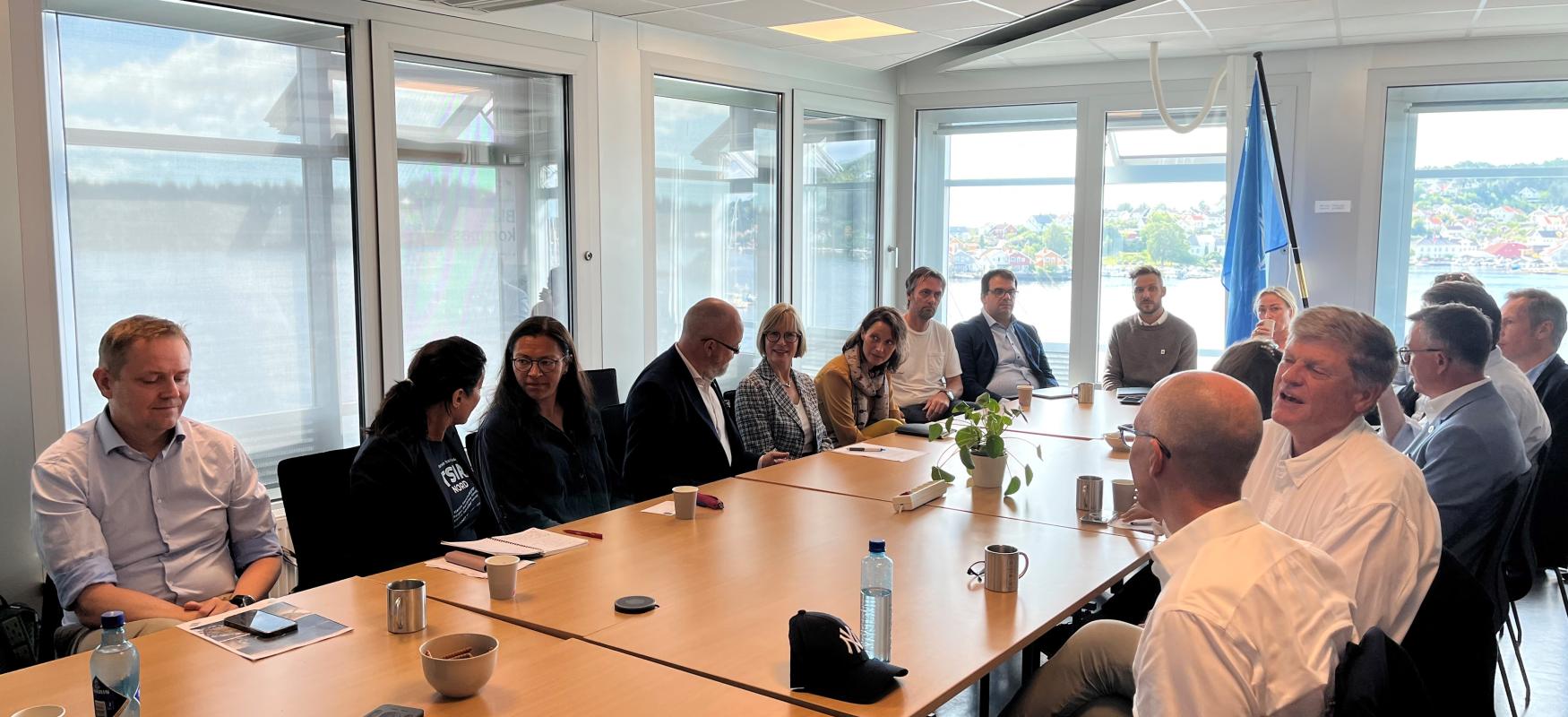 Mennesker der sidder rundt om et bord