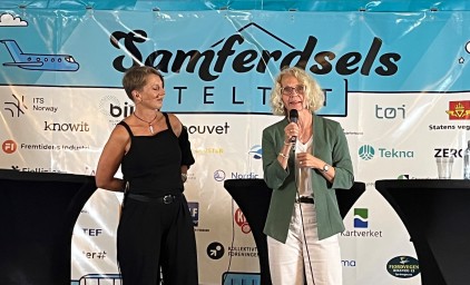 Nina Egeli på scenen i Samferdselsteltet