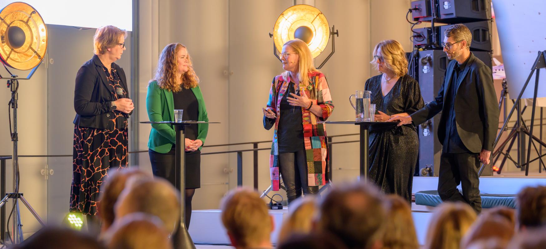paneldebat med 5 deltagere på scenen